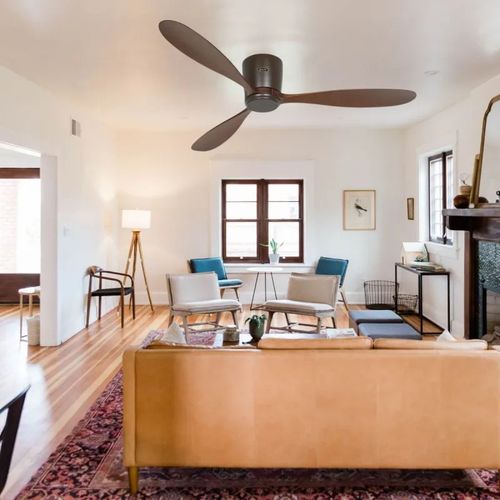 Meilleur ventilateur plafond chambre: salon lumineux avec ventilateur moderne au plafond, meubles confortables et ambiance cosy.