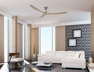 Salon lumineux avec ventilateur de plafond moderne au centre, canapé blanc et décor mural noir et blanc. Avantages moteur dc ventilateur mentionnés.