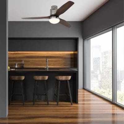 Ventilateur de plafond moderne dans une cuisine-salle à manger, design silencieux idéal pour le meilleur ventilateur plafond chambre, au plafond près des rangements.