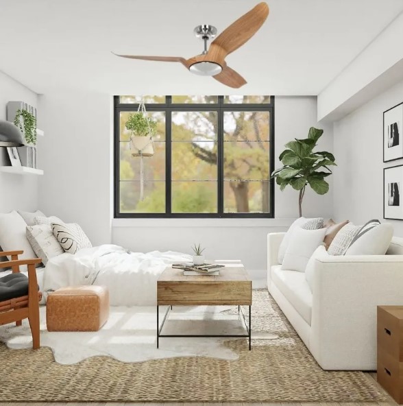 Comment choisir un ventilateur de plafond efficace: séjour lumineux avec ventilateur au plafond en bois sur socle moderne, bricolage naturel.