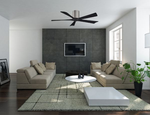 Salon moderne avec deux canapés, table basse blanche et tapis, ventilateur de plafond noir au centre et télévision murale. rafraichisseur d'air mieux qu'un ventilateur