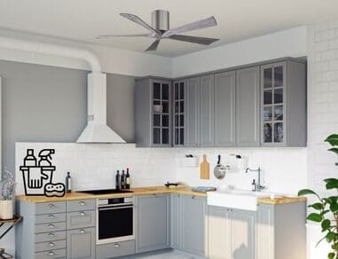 Ventilateur de plafond au-dessus d’une cuisine moderne; surtout lisse et silencieux, intégré dans une atmosphère lumineuse avec rangements gris et plan de travail en bois. comment nettoyer un ventilateur de plafond
