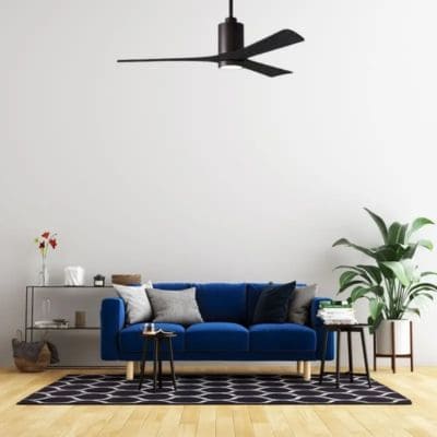 Salon moderne avec canapé bleu, plafonnier ventilateur silencieux et lumière LED au plafond, décoration minimaliste.