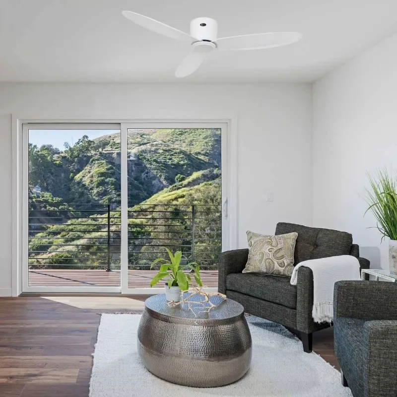 Une pièce de séjour moderne avec un ventilateur de plafond blanc et un salon lumineux donnant sur une terrasse avec vue sur