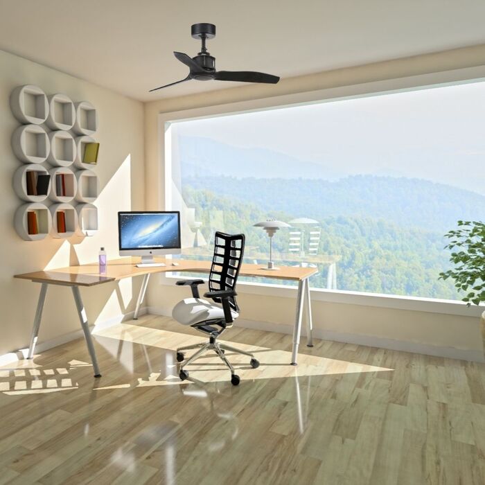 Ventilateur de plafond au-dessus d’un bureau avec une chaise et un ordinateur près d’une grande baie vitrée laissant entrer