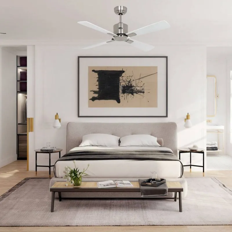 Ventilateur de plafond moderne installé au-dessus du lit dans une chambre lumineuse et élégante.