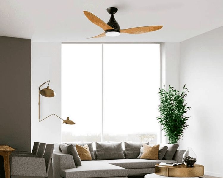 Ventilateur de plafond moderne suspendu au centre du salon.