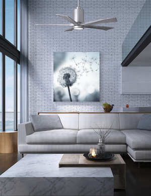 Vue d’un salon moderne avec canapé gris clair, table basse et œuvre abstraite au mur, vue partielle d’une grande fenêtre et